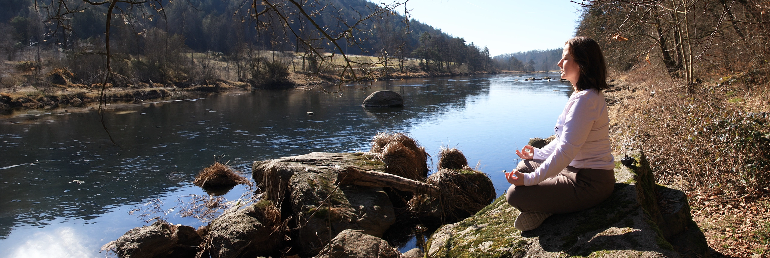 Yoga in der Natur – Schneidersitz-Meditation am Fluss