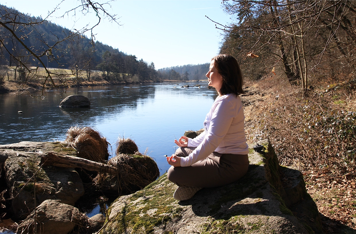 Yoga in der Natur – Schneidersitz-Meditation am Fluss