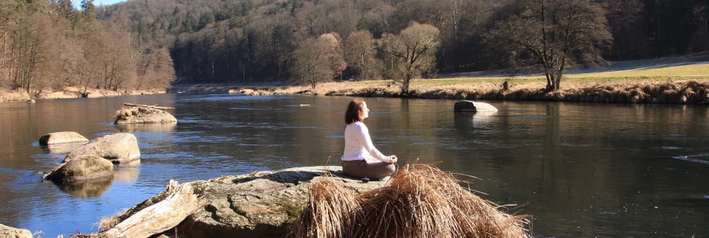 Yoga in der Natur – Schneidersitz-Meditation am Fluss