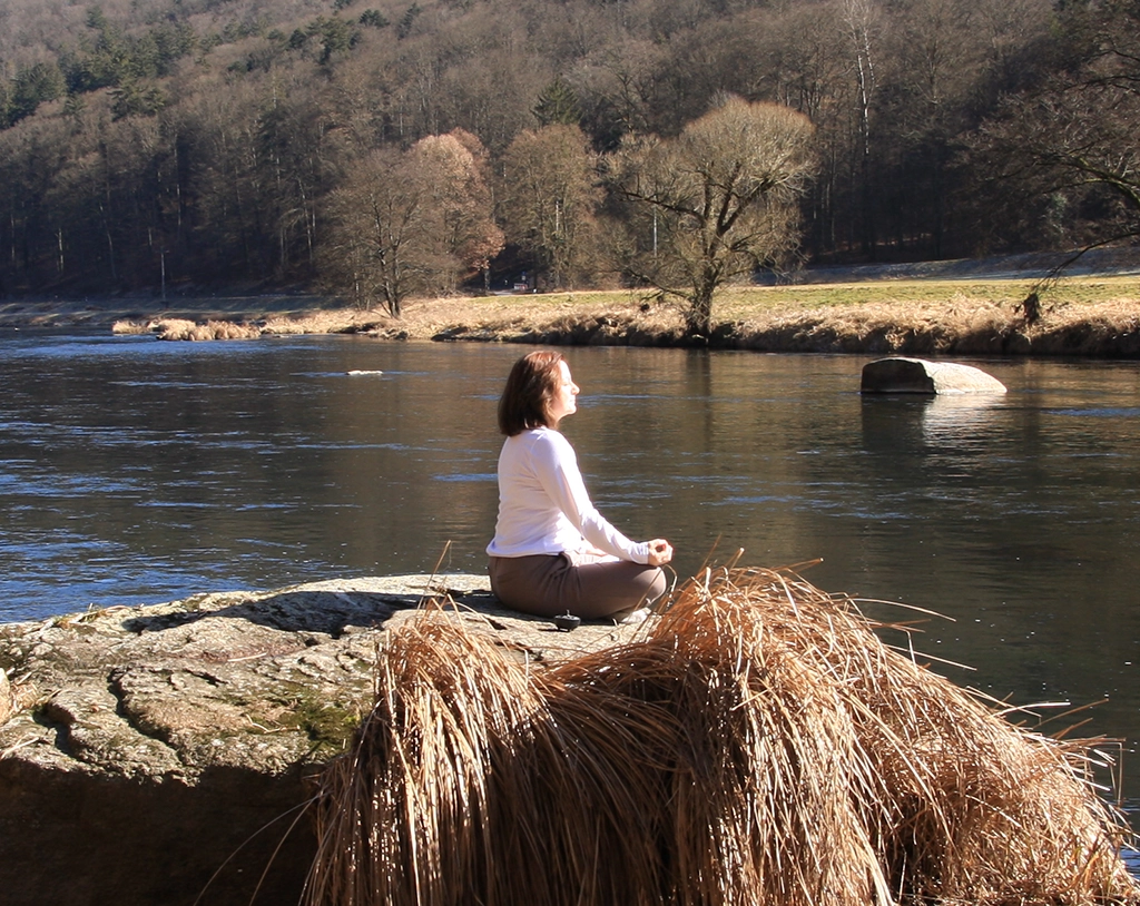 Yoga in der Natur – Schneidersitz-Meditation am Fluss